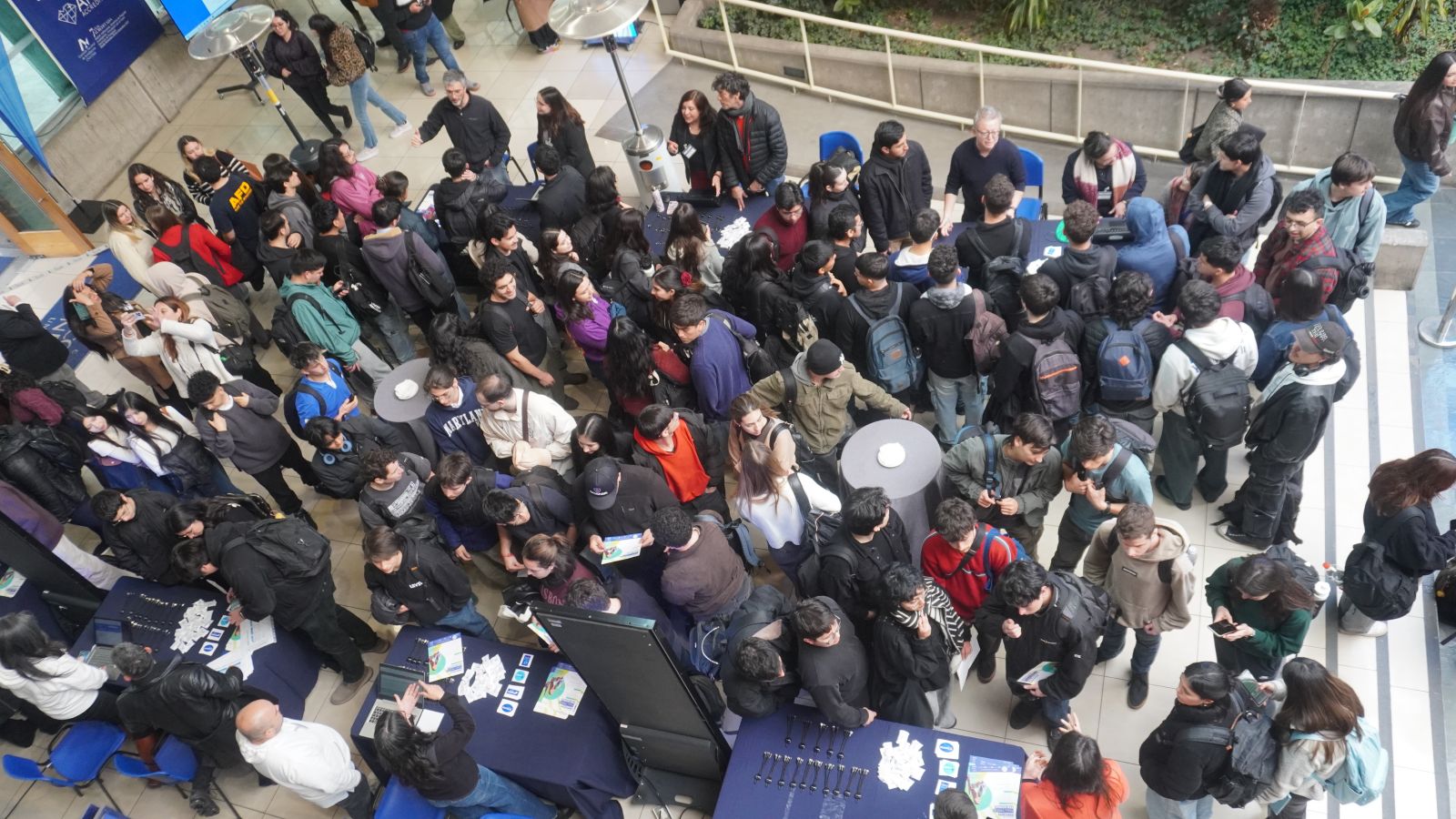 Un hombre dando una presentación en un auditorio frente a un público.